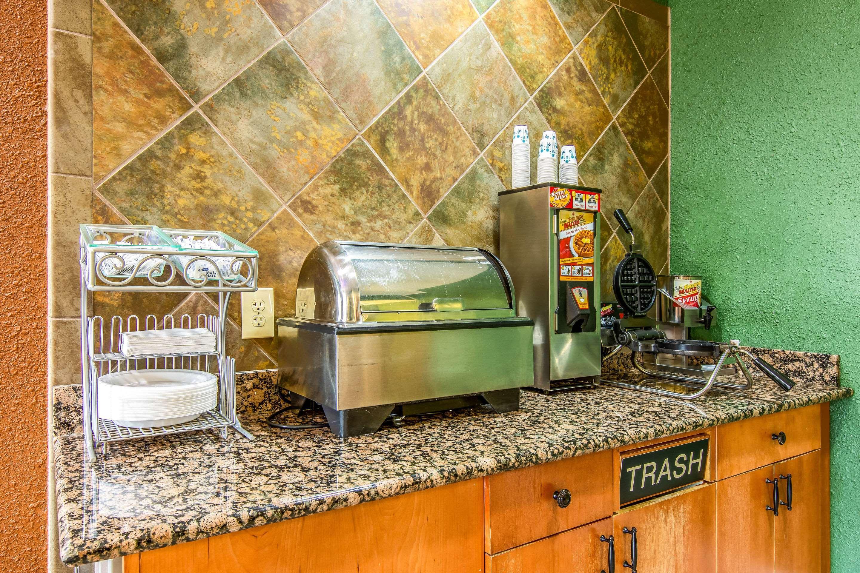 Econo Wanamaker Motel Topeka
